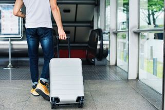 Cestující zuří: kufry, co léta prošly bez problémů, teď končí. Aerolinky přitvrdily a je to extrém - Médium.cz
